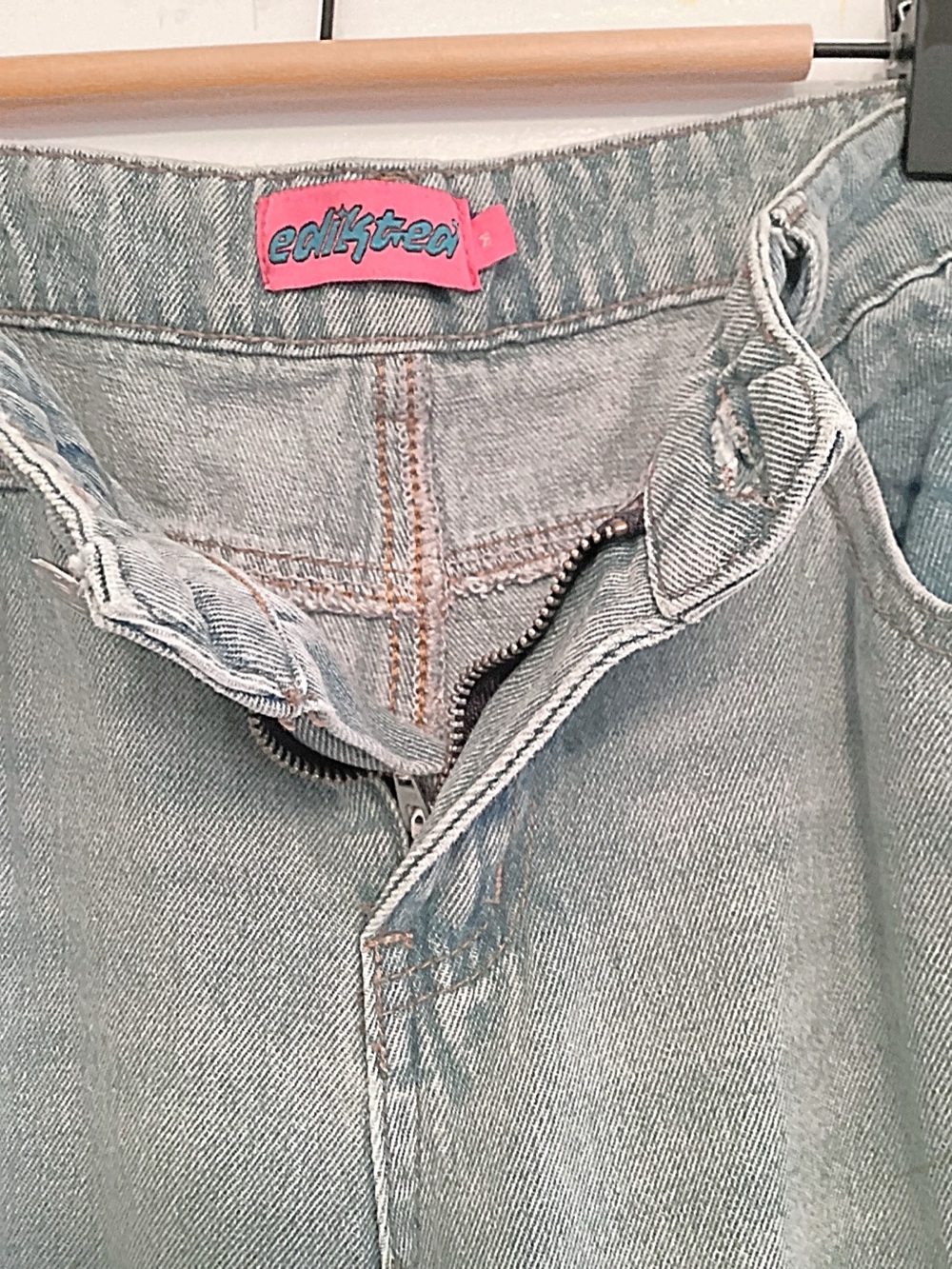 Edikted Raelynn Low Rise Baggy Jeans - Picture 7 of 9